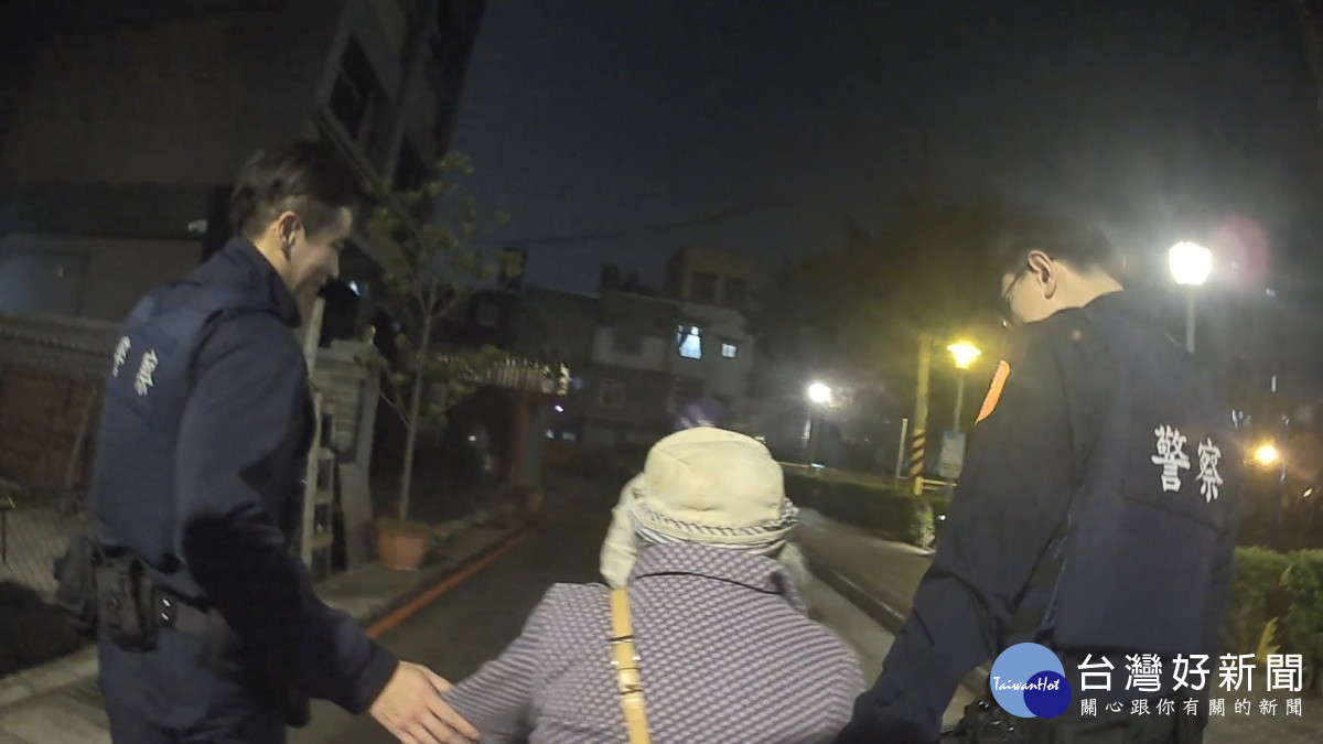 中壢分局警員與里長攜手協助迷途老婦，成功將她平安送回家。