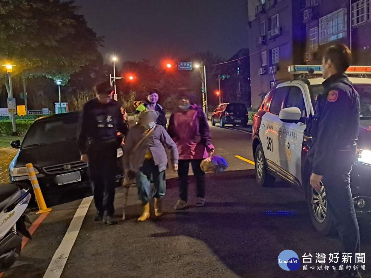 中壢分局警員與里長攜手協助迷途老婦，成功將她平安送回家。