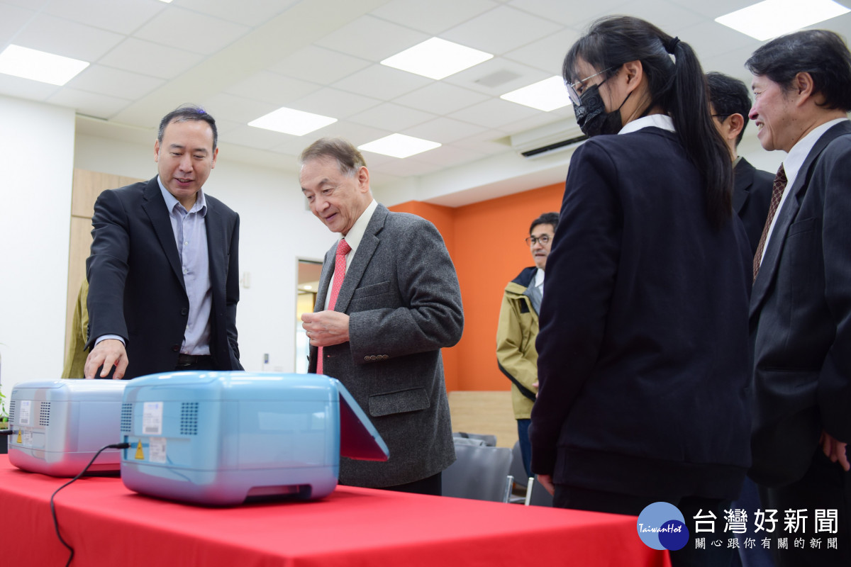 育秀教育基金會副執行長苗華斌(左1)與中原大學董事長張光正(左2)等人圍觀量子電腦。