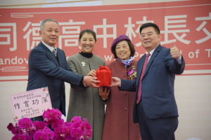 同德卸任童校長（左一）交接印信予蔡枳松。（縣府提供）