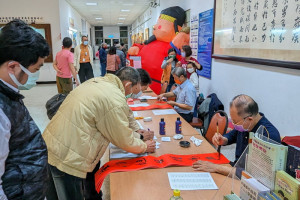 ▲24日至26日「書法社」於楠梓園區從業員工育樂活動中心服務臺辦理一年一度免費贈送春聯活動。