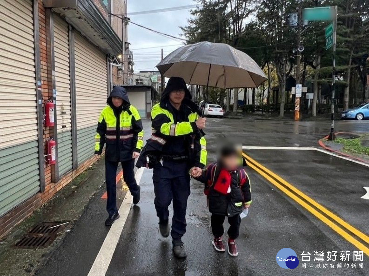 6歲男童與母吵架賭氣出走，平鎮暖警發現協助返家。