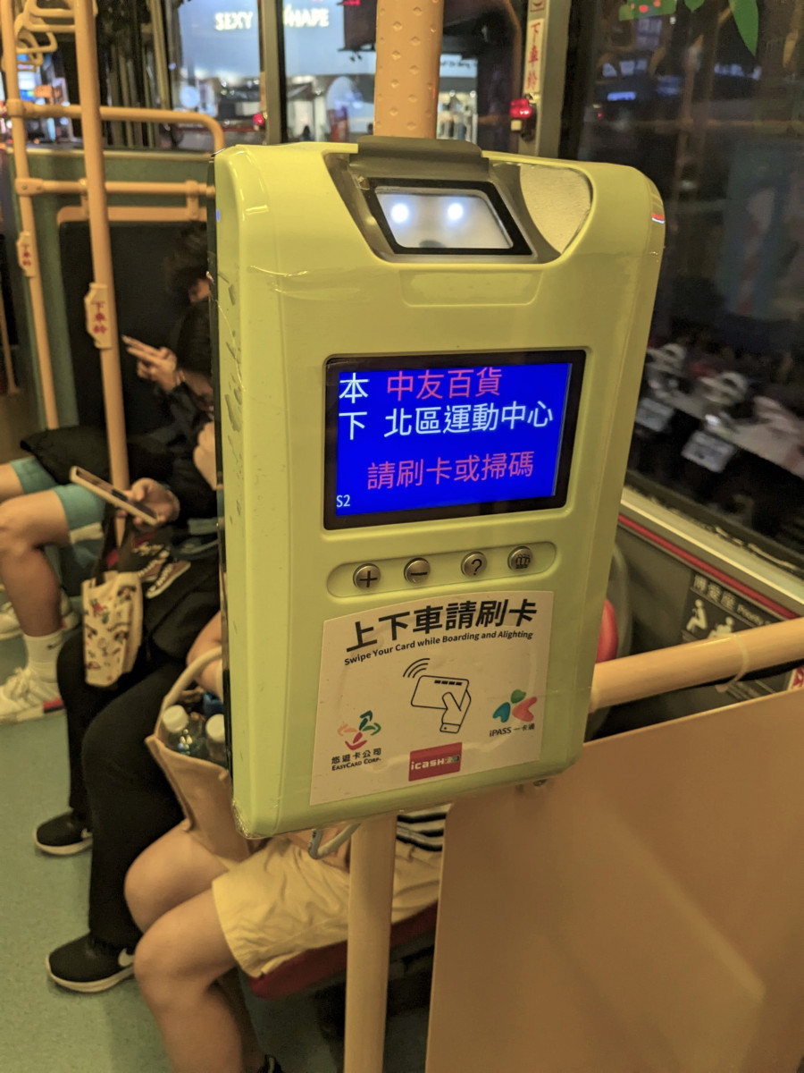 搭公車可以刷手機！中市公車搭載行動支付驗票機服務再升級