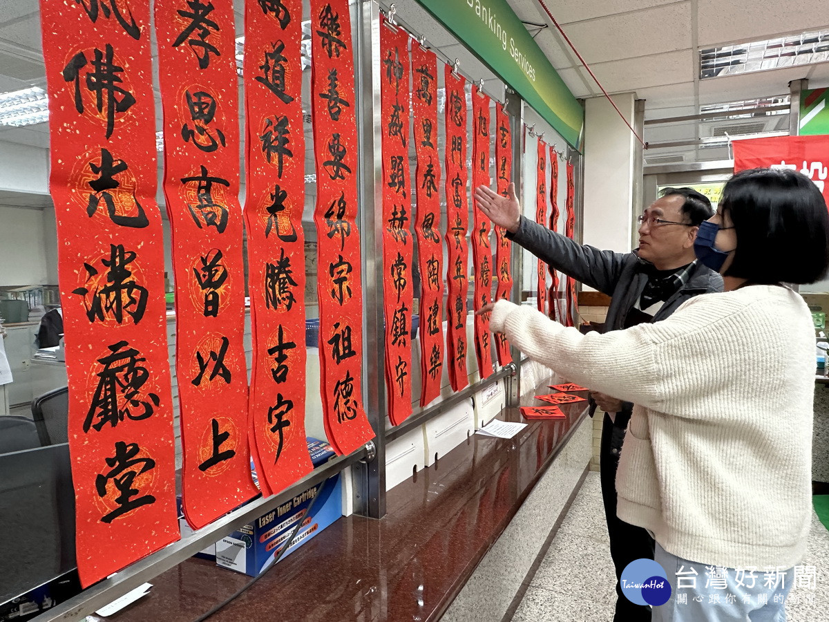 民眾隨自己喜愛挑選春聯。（記者扶小萍攝）