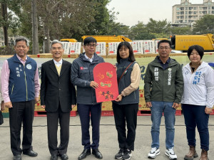 ▲陳其邁出席「環境部113年環保人員春節慰勞品致贈儀式。