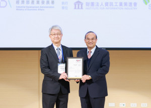 ▲經濟部產業發展署連錦漳署長(右)頒發「台灣智慧財產管理制度」A級驗證通過證書，由中聯資源黃祥亞總經理(左)代表領證。