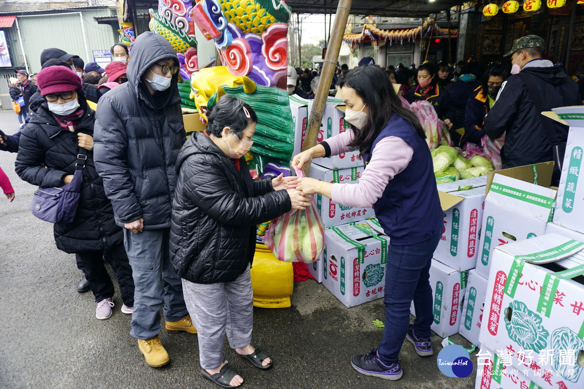 蘆竹誠聖宮以行動挺菜農，採購千顆大白菜發送給民眾。