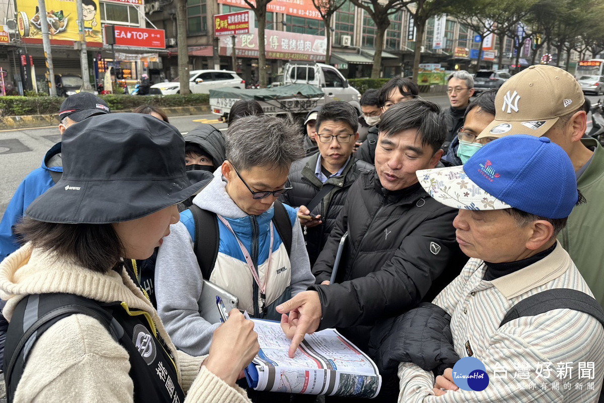 桃園市政府捷運局長劉慶豐領同仁步行29公里踏勘，進行捷運橘線現勘。