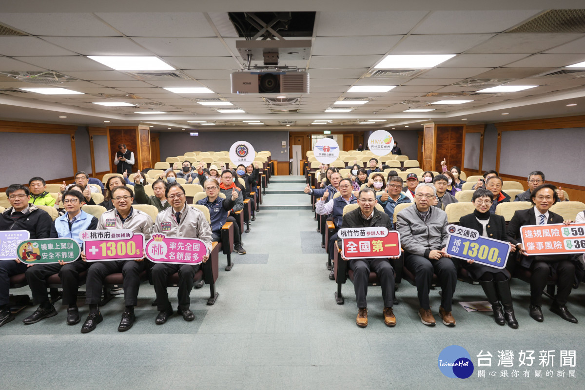張市長和與會貴賓比讚合影<br />
