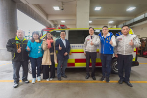 市長與來賓一同在救護車前合影。