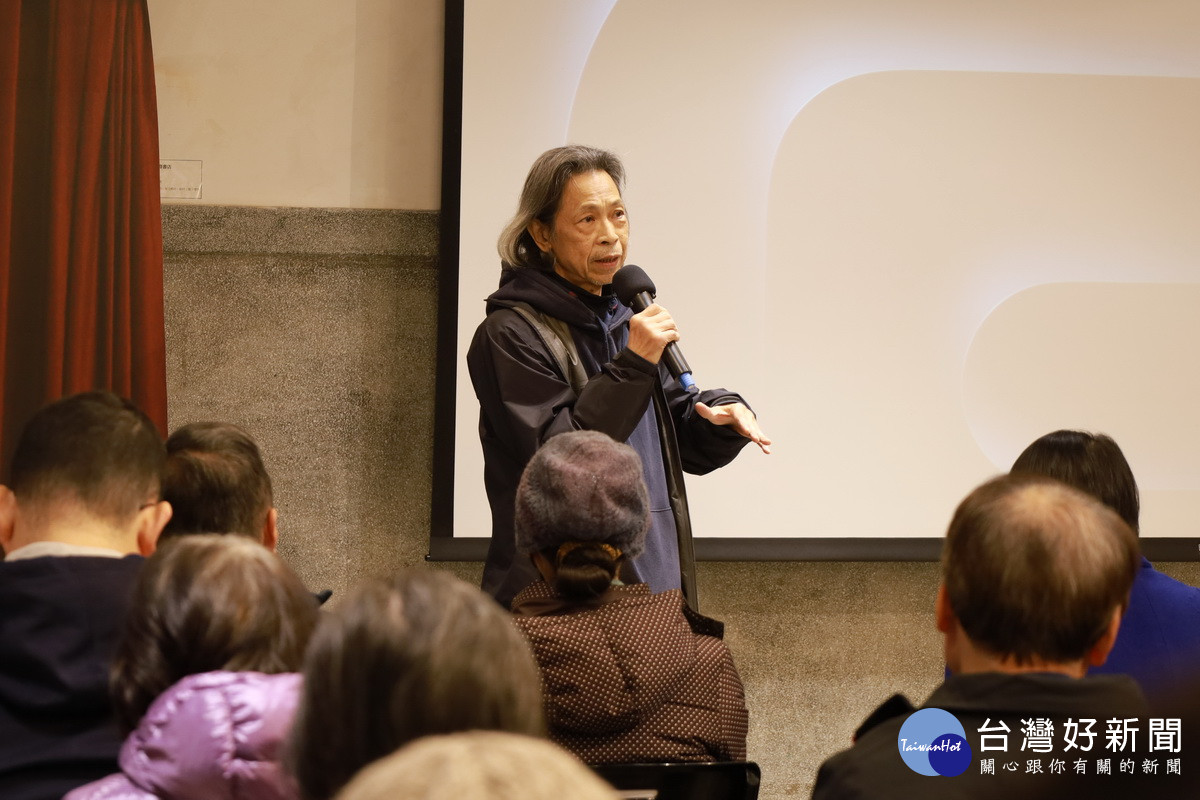 台灣鍾肇政文學推廣協會理事長鍾延威於開幕茶會中致詞。