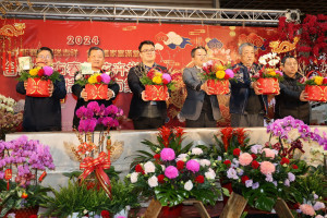 王副縣長(左二）與蘇處長同赴台北行銷南投青農市集。（縣府提供）