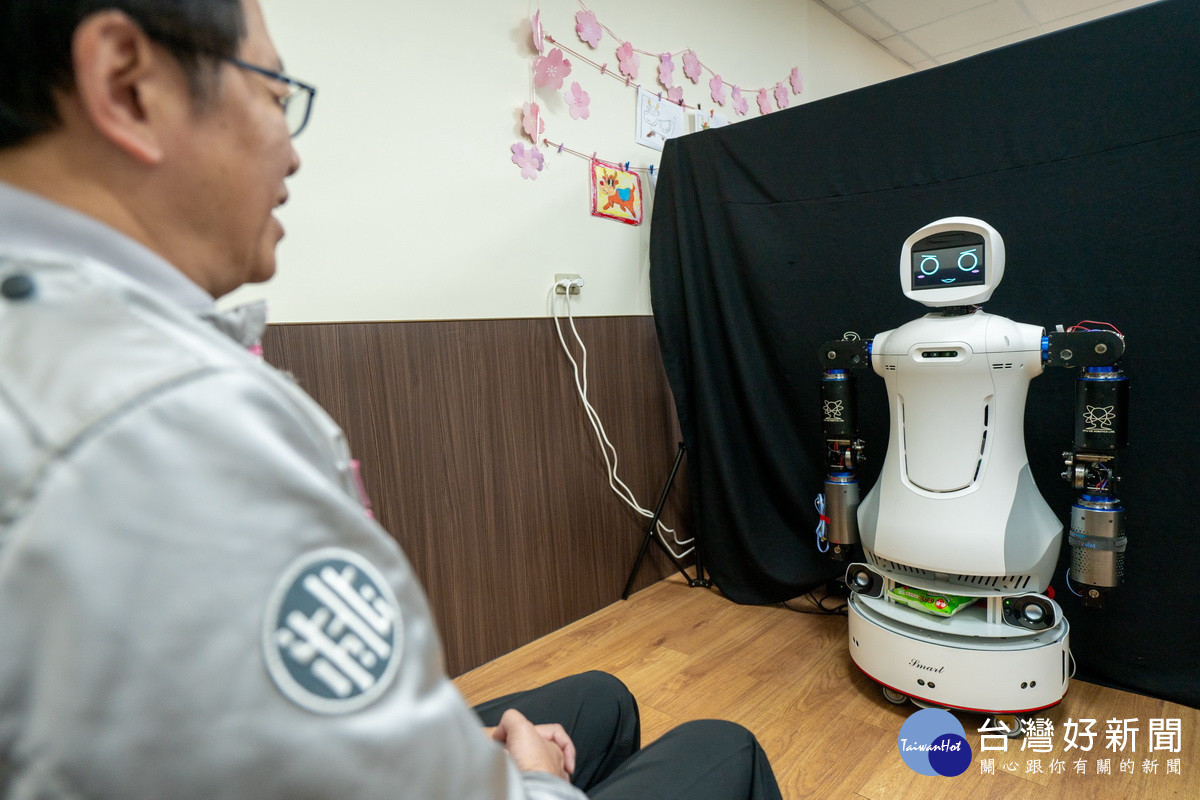 桃園市長張善政視察「永續高齡友善社區-科技失智辨識計畫」，與與AI機器人莫比（Mobi）對話互動。