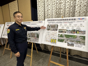 交通隊長張瑞忠說明春節7大措施。（記者扶小萍攝）