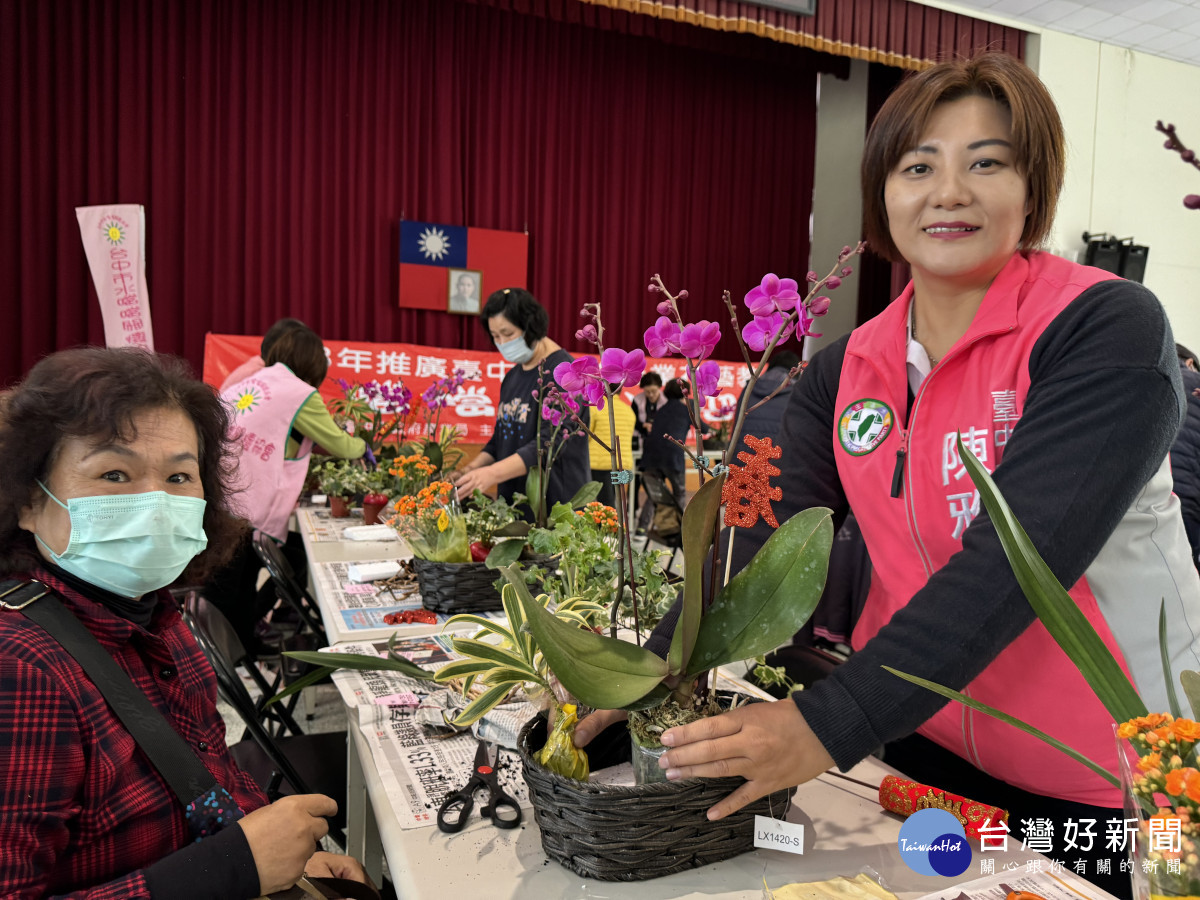 新年將屆增添喜氣 水噹噹關懷協會辦插花活動