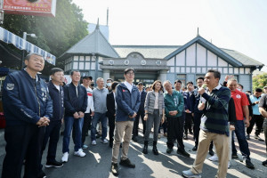 ▲陳其邁視察全國最高人氣旗山老街，同時表示市府將再投入1.3億改善商圈。