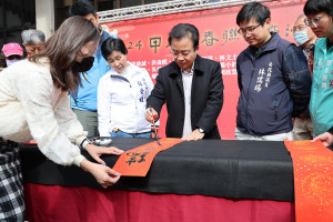 林榮森局長為揮毫活動開筆。（縣府提供）