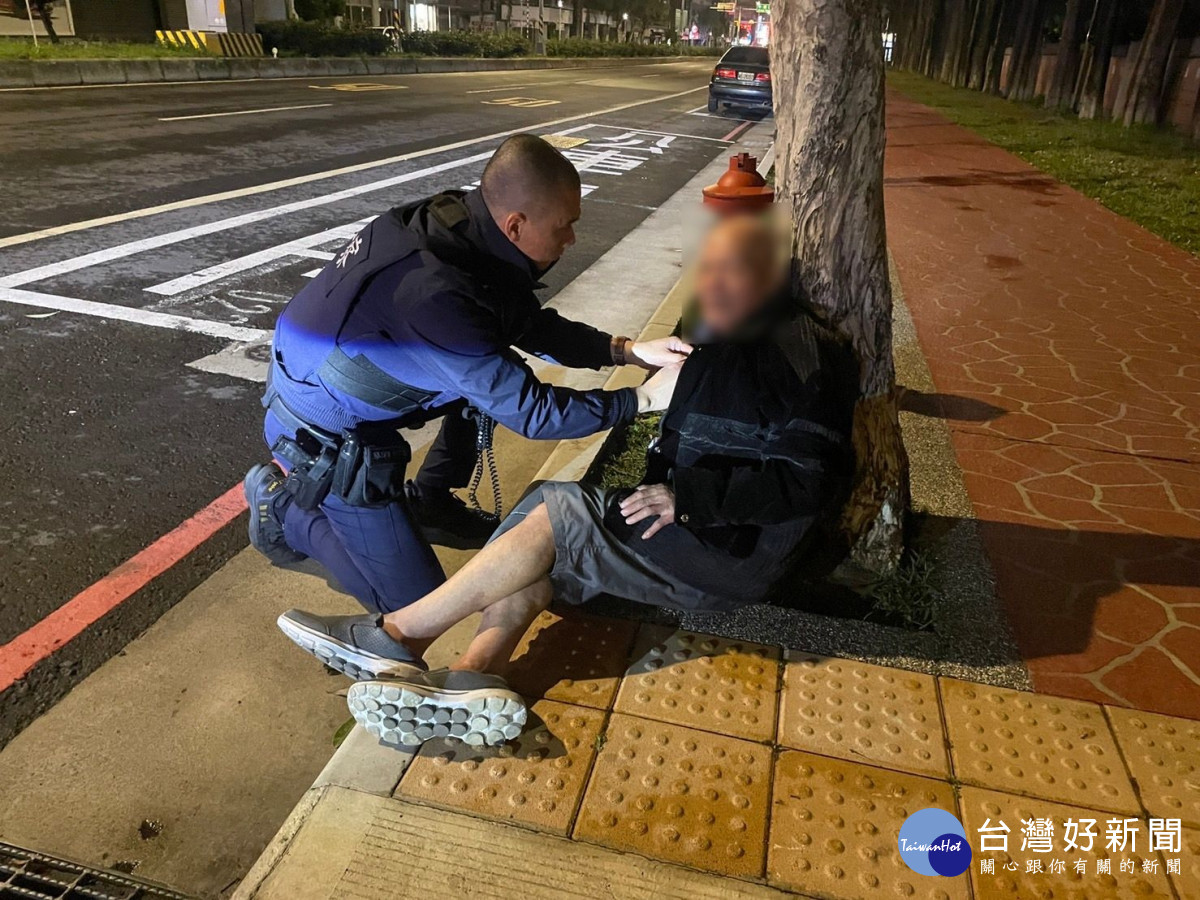 桃園老翁凌晨外出不敵寒流倒地，巡邏員警及時救援。<br />
