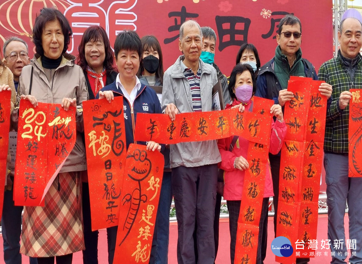 113年龍來田尾千人彩繪燈籠暨大師揮毫　讓田尾怡心園處處洋溢著新春美麗色彩