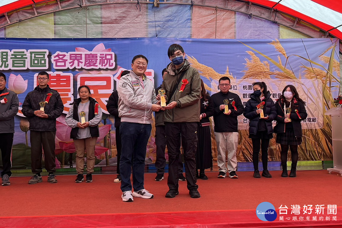 桃園市政府農業局長陳冠義頒獎表揚傑出農友。