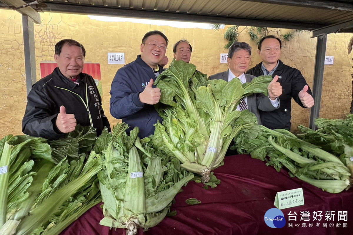 蔬菜競大比賽中，芥菜組由羅文雄以17.13台斤奪魁。