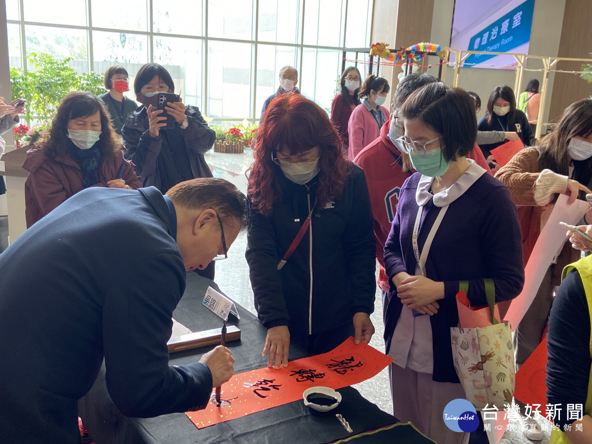 圖書法家吳錦川老師現場揮毫喜氣春聯，將新春祝福獻給新竹臺大分院護理人員。