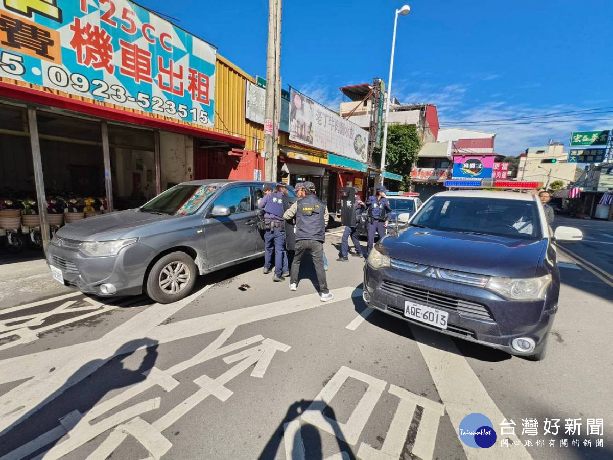 另1名歹徒見狀乃逃出農會欲駕車逃離現場，現場指揮官立即通報勤務指揮中心實施攔截圍捕。（圖/集集警分局提供）<br /><br />
<br /><br />
