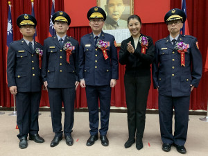 許縣長為集集、仁愛、信義分局長授階並合影。（縣警局提供）