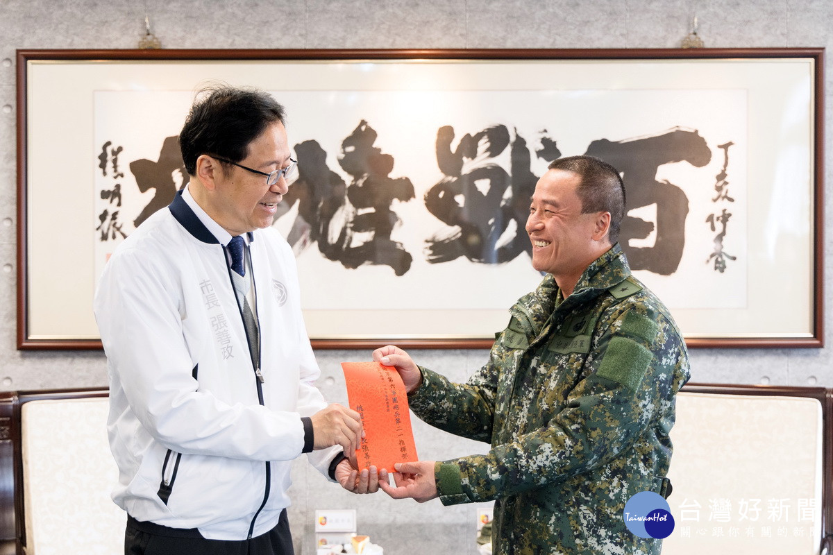 桃園市長張善政於「桃園市113年春節勞軍活動」中致贈加菜金。