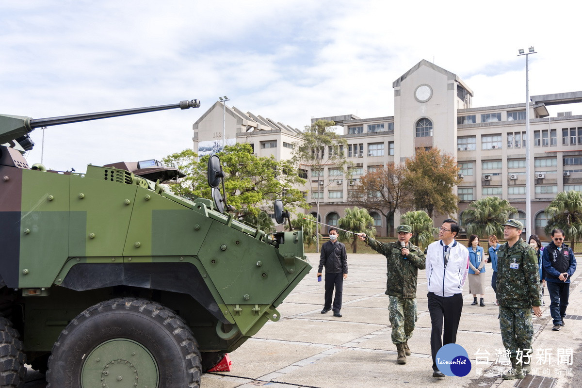 桃園市長張善政於「桃園市113年春節勞軍活動」中致贈加菜金。