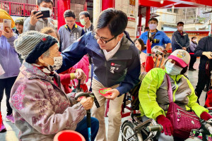 ▲春節將屆，陳其邁各地拜廟祈福、商圈發小紅包。