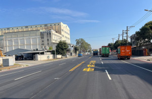 ▲高市府改善臨海產業園區周邊道路，以轉爐石提升路面強度。