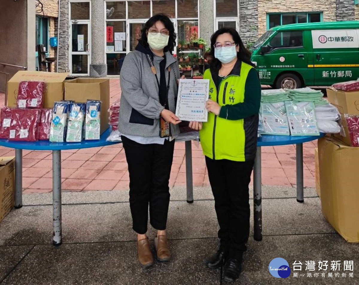 新竹郵局葉玉瑕局長帶領同仁拜訪中心，並捐贈生活物資。