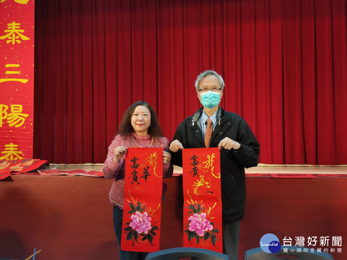 113年度中部四縣市「甲辰年福龍迎祥揮毫」開筆及贈送春聯、年畫活動。圖／記者鄧富珍攝