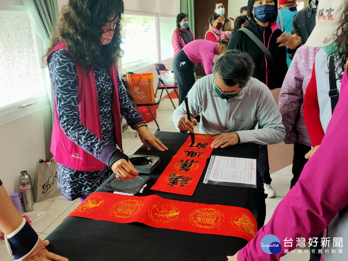 113年度中部四縣市「甲辰年福龍迎祥揮毫」開筆及贈送春聯、年畫活動。圖／記者鄧富珍攝