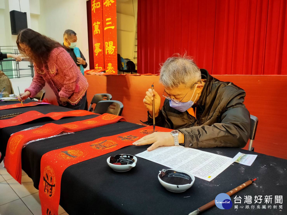 113年度中部四縣市「甲辰年福龍迎祥揮毫」開筆及贈送春聯、年畫活動。圖／記者鄧富珍攝