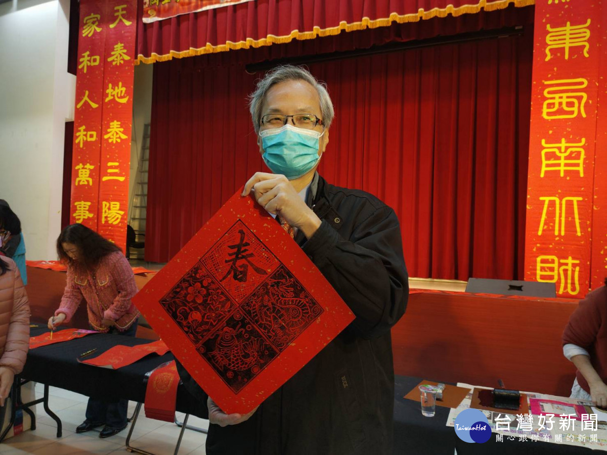 113年度中部四縣市「甲辰年福龍迎祥揮毫」開筆及贈送春聯、年畫活動。圖／記者鄧富珍攝