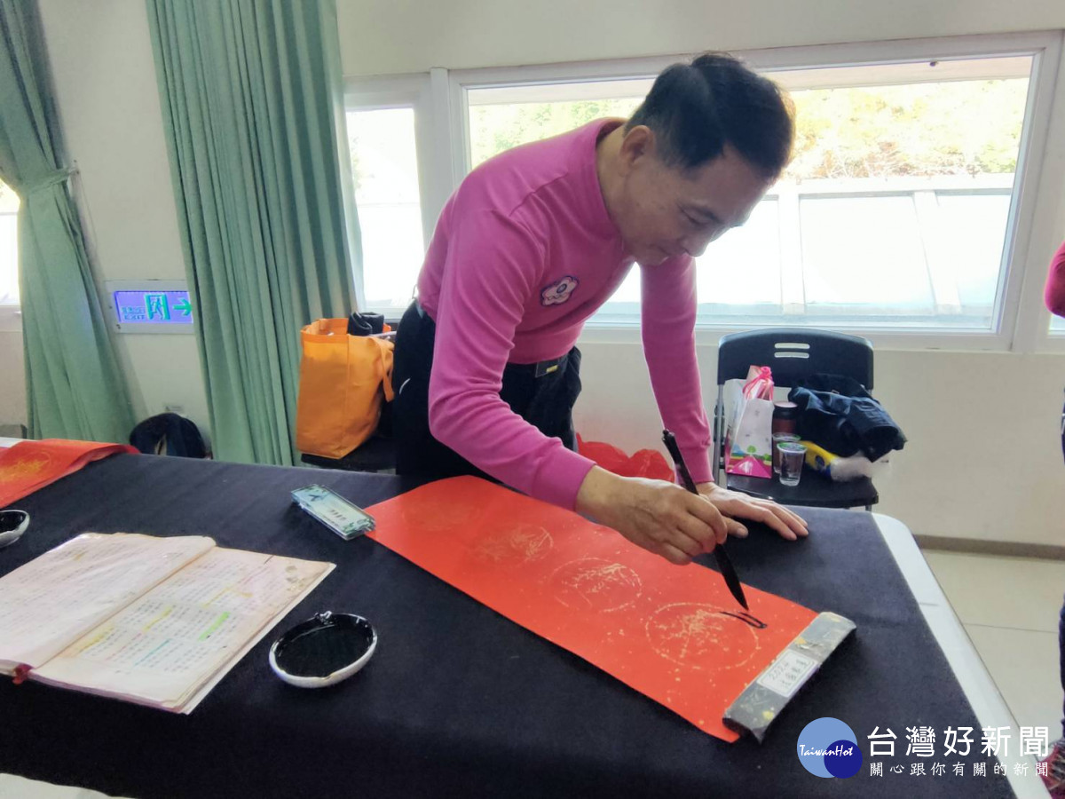 113年度中部四縣市「甲辰年福龍迎祥揮毫」開筆及贈送春聯、年畫活動。圖／記者鄧富珍攝