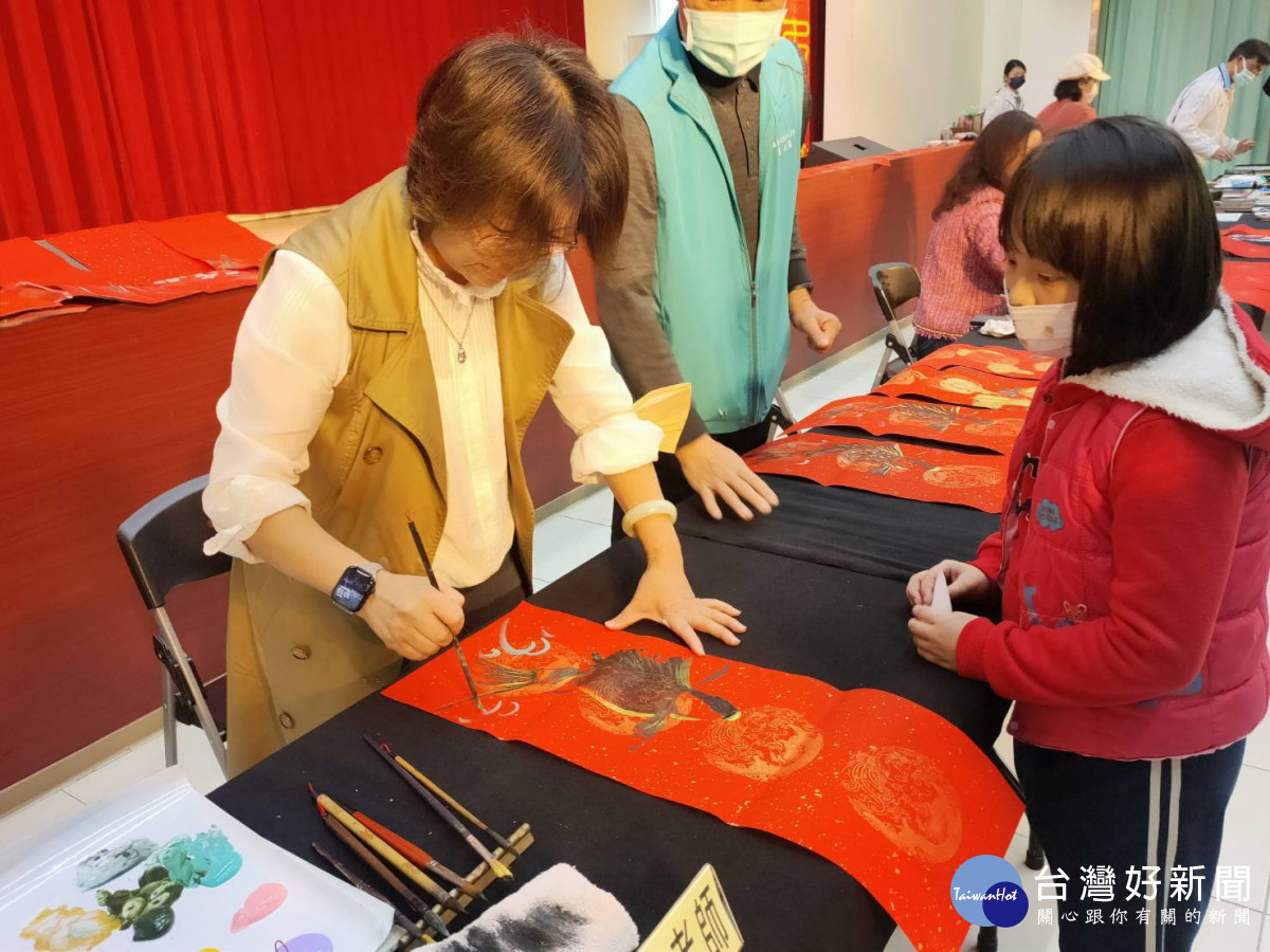 113年度中部四縣市「甲辰年福龍迎祥揮毫」開筆及贈送春聯、年畫活動。圖／記者鄧富珍攝