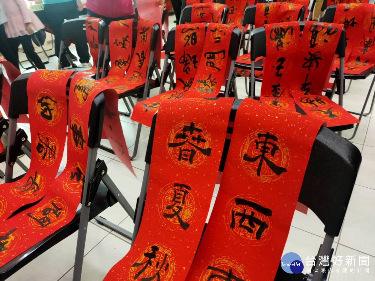 113年度中部四縣市「甲辰年福龍迎祥揮毫」開筆及贈送春聯、年畫活動。圖／記者鄧富珍攝