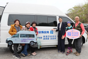 羅素真與先生林敦政捐贈復康巴士。（縣府提供）