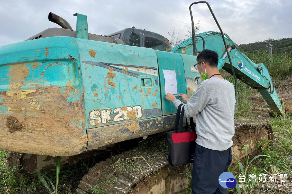 桃園市政府水務局查獲山坡地違規案件情節重大，沒入機具。