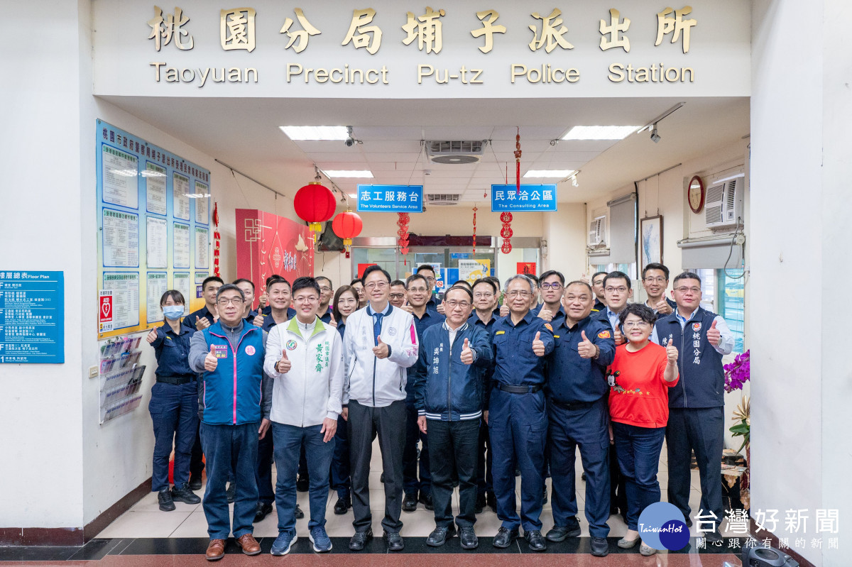 市長與桃園分局警察同仁合影。