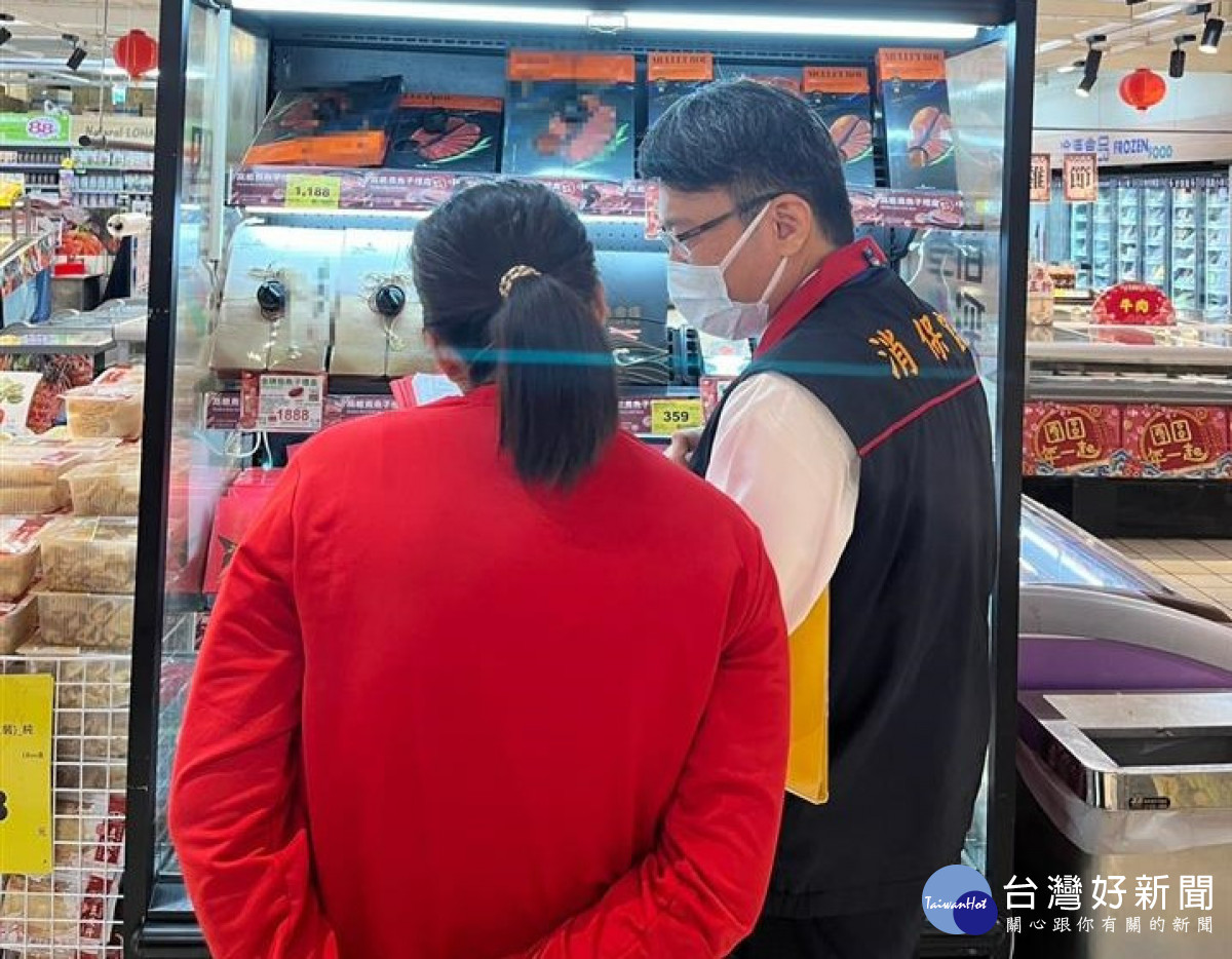 縣府消保官說明稽核情形。圖／記者鄧富珍翻攝