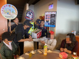 集集警結合善心團體 春節前夕寒冬送暖