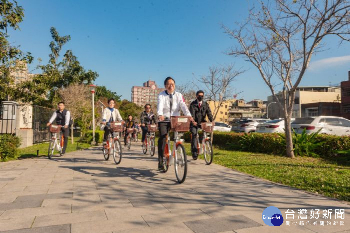 騎乘YouBike2.0 E電輔車更加省力省時。<br />
