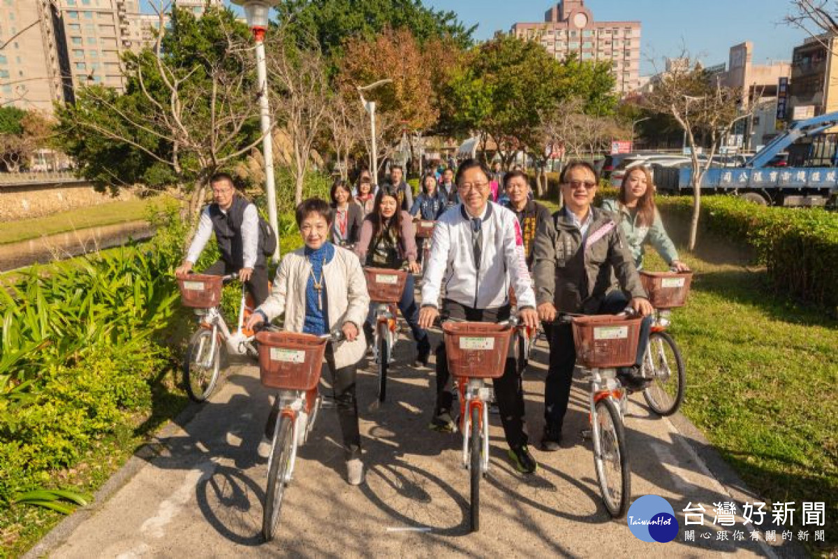 市長騎自行車遊覽老街溪沿岸。<br />

