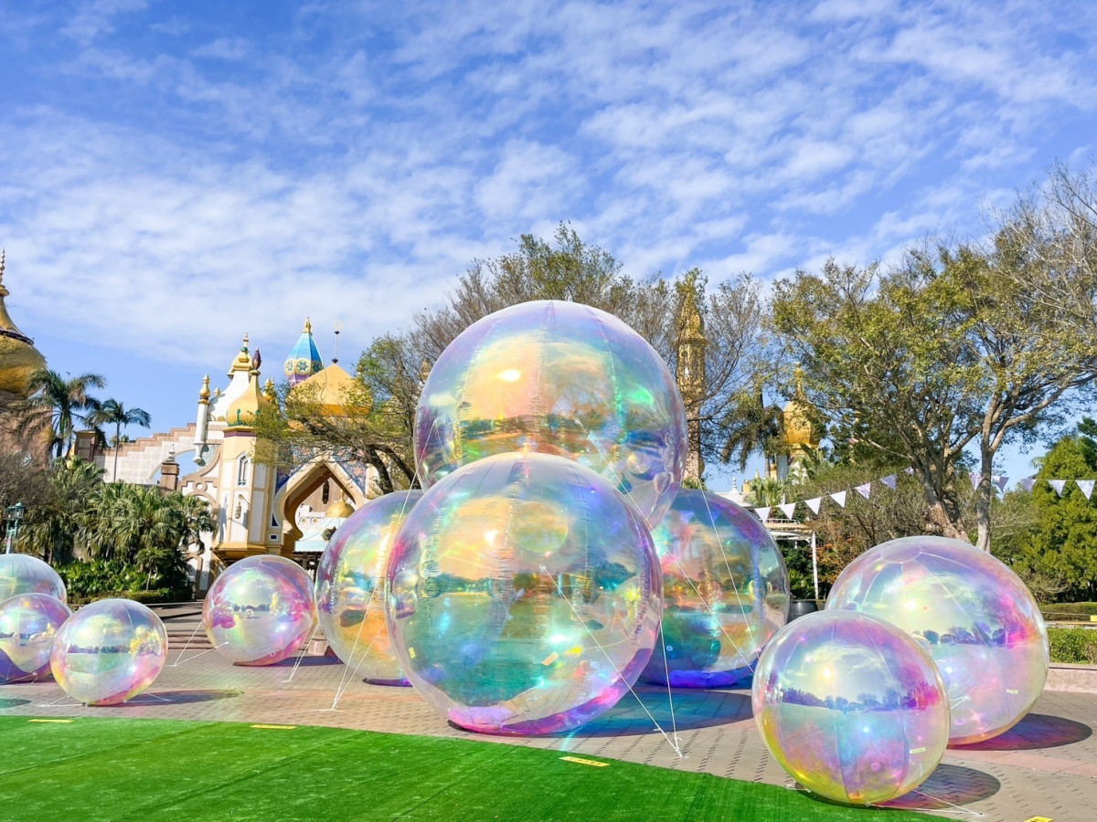 七米高巨型炫彩奇幻泡泡球，宛如置身在迷離奇幻的夢境場景。(六福村提供)<br />
