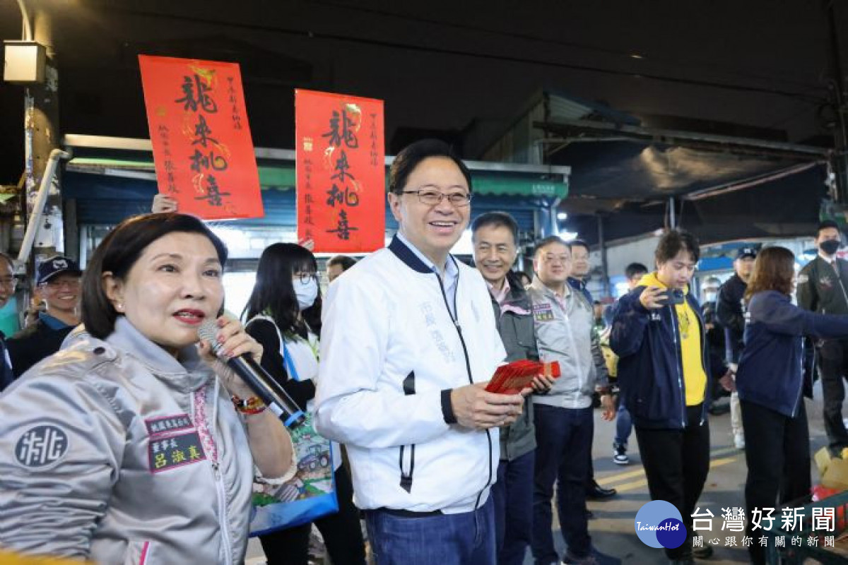 市長前往桃園果菜市場發放福袋。<br />
