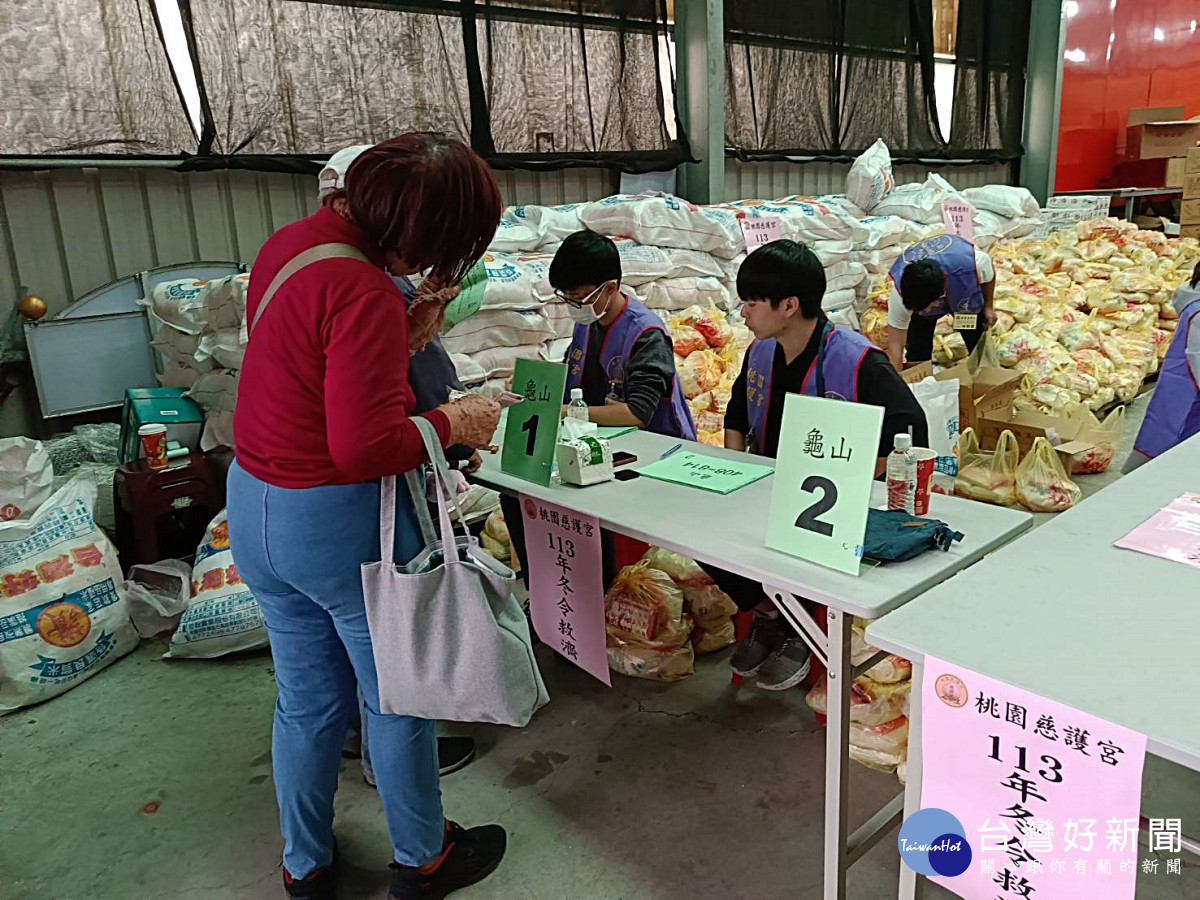 慈護宮發放冬令救濟物資一千二百萬元    張善政：讓民眾能團圓過個好年
